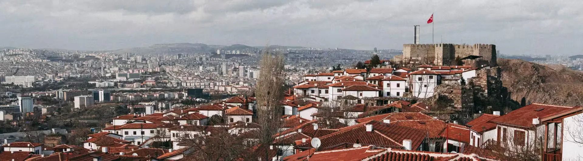 Ankara Kalesi, kırmızı kiremitli geleneksel evler ve şehir panoraması, İstanbul - Ankara otobüs bileti kapak görseli