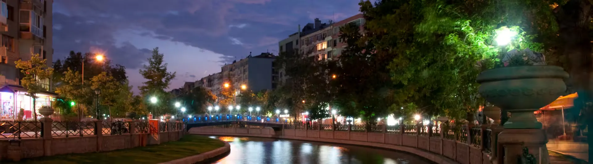 Gece Eskişehir'de Porsuk Çayı kanalı ve aydınlatılmış şehir manzarası, Bodrum - Eskişehir otobüs bileti kapak görseli