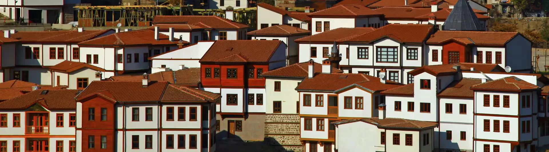 Beyaz duvarlı, ahşap detaylı ve kiremit çatılı tarihi Ankara Evleri, Bodrum - Ankara otobüs bileti kapak görseli