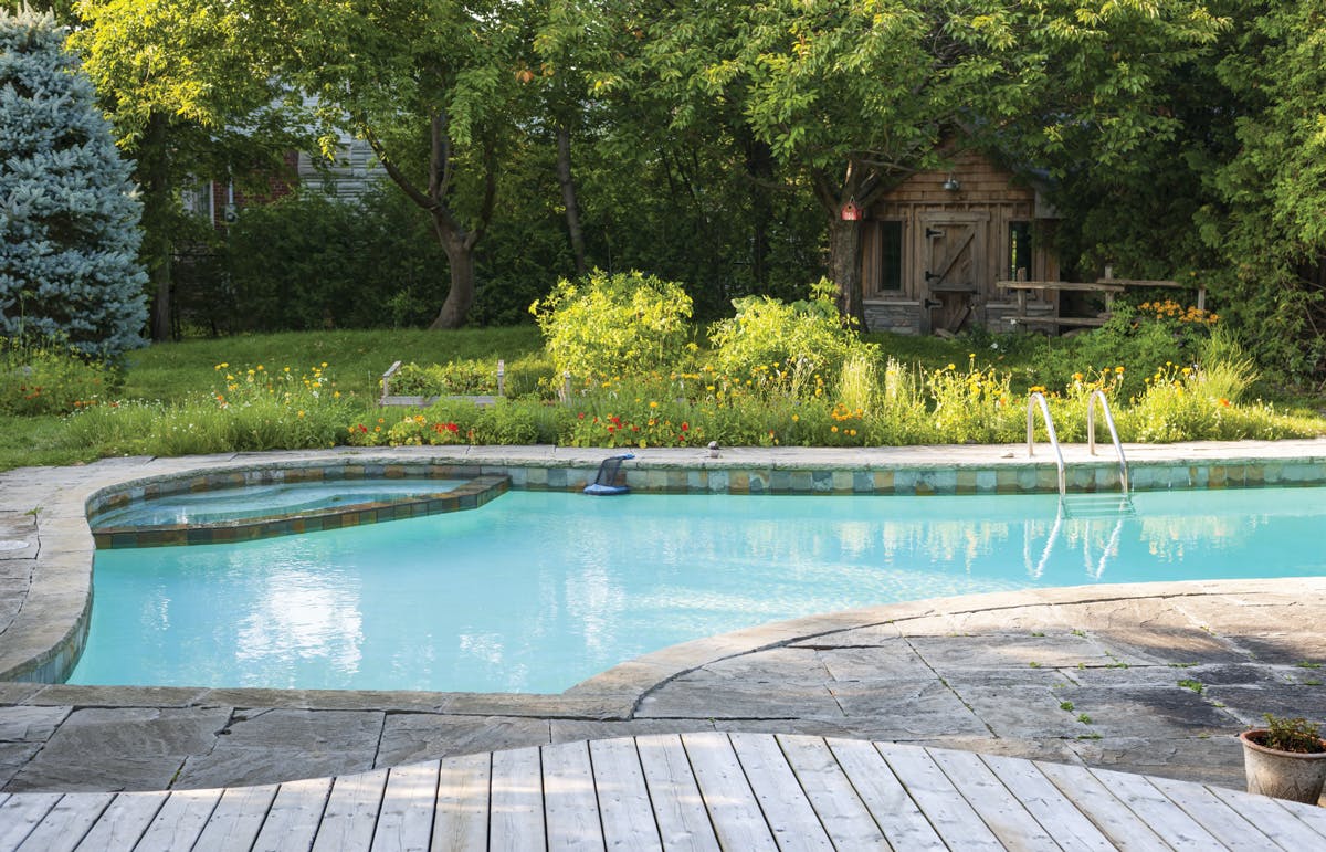 Les tendances pour enjoliver sa cour cet été: les piscines d'arrière-cour Une piscine d'arrière-cour