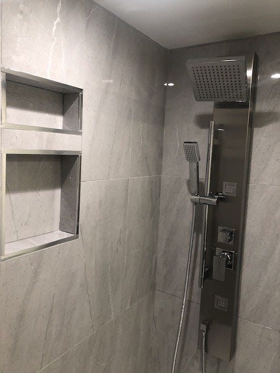 Plan rapproché rénové de douche de salle de bains de sous-sol Plan rapproché rénové de douche de salle de bains de sous-sol