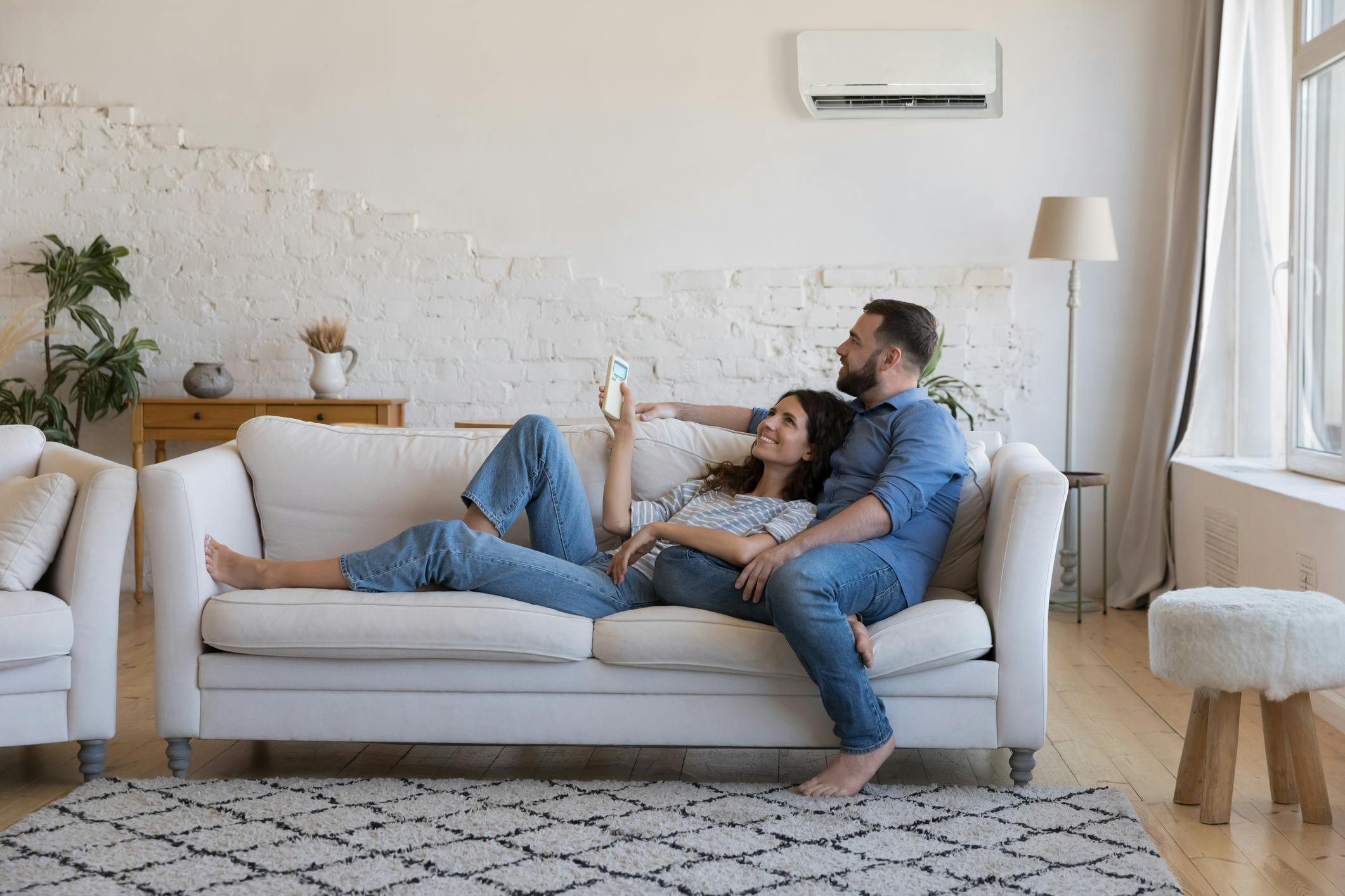 Confort et commodité Les propriétaires sur le divan