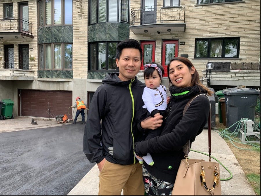 Sam et sa famille en avant de leur maison