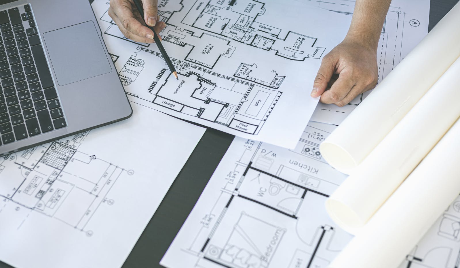 Architecte en train de regarder des plans