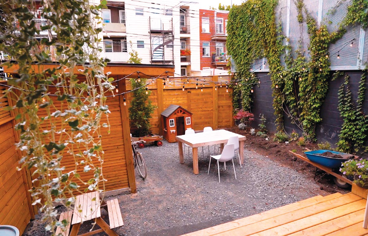 La cour arrière de Simon avec vue sur le jardin La cour arrière rénovée de Simon - espace jardin