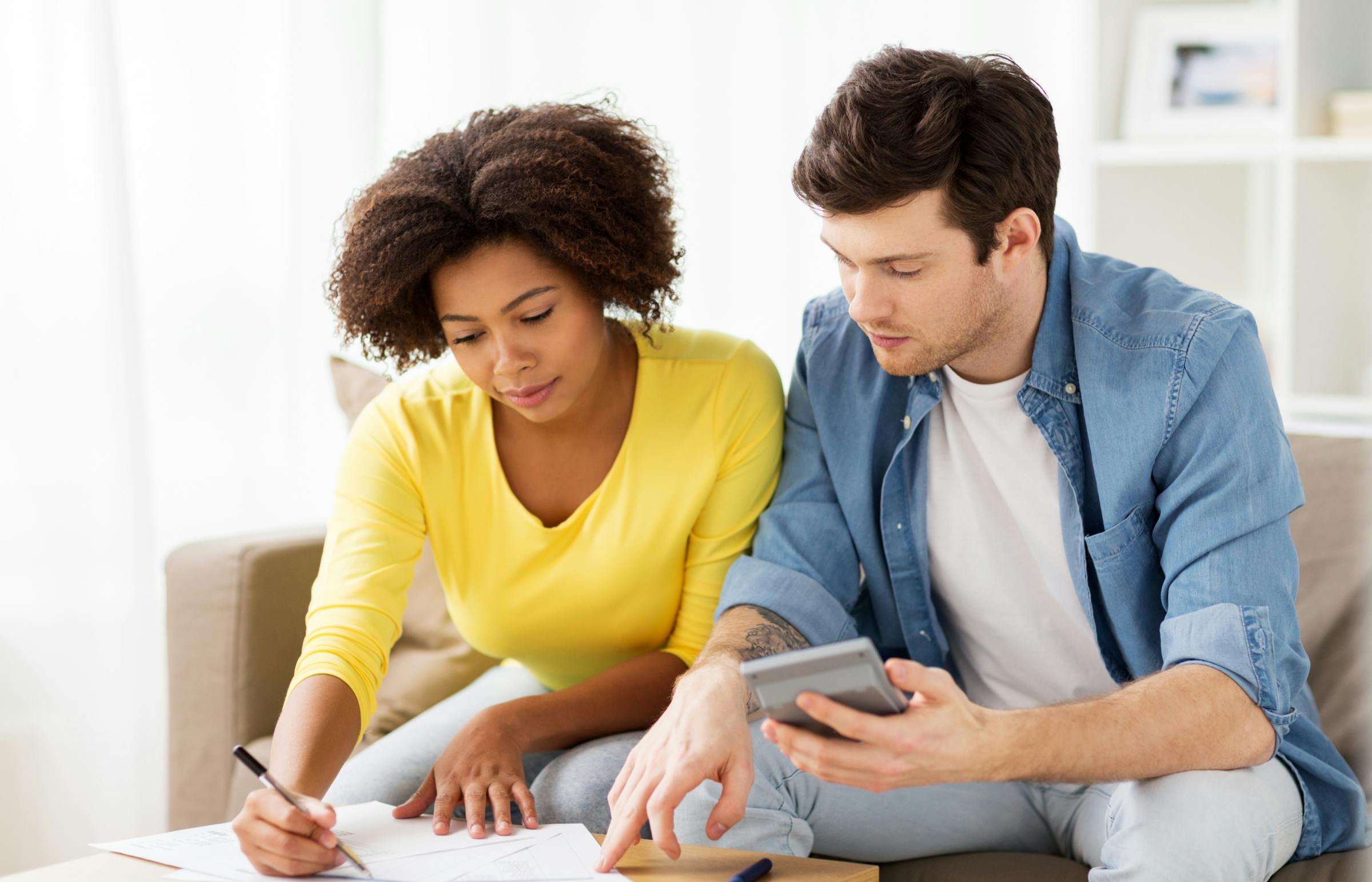 Couple qui détermine leur budget de rénovation ensemble Couple qui détermine leur budget de rénovation ensemble