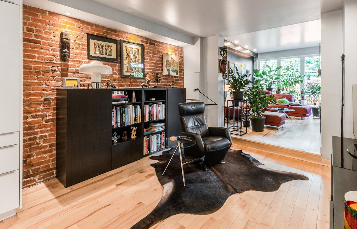 Home extension renovation: Library room Library room with brick walls