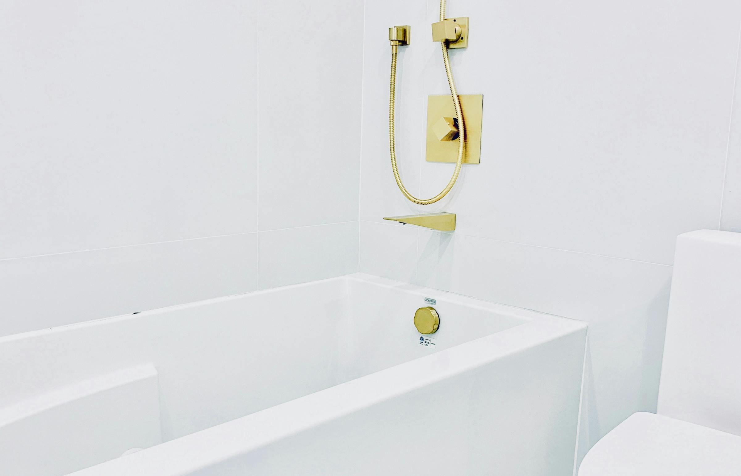 Toilette blanche et minimaliste Toilette blanche et minimaliste de Jenn Campbell
