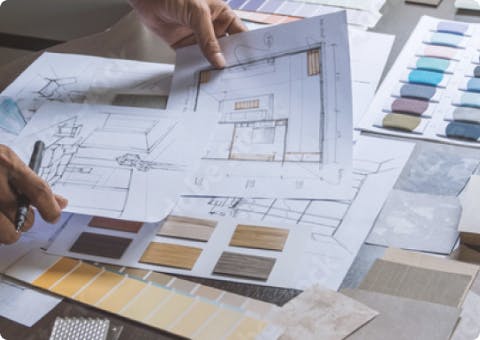 Architecte en train d'examiner des plans