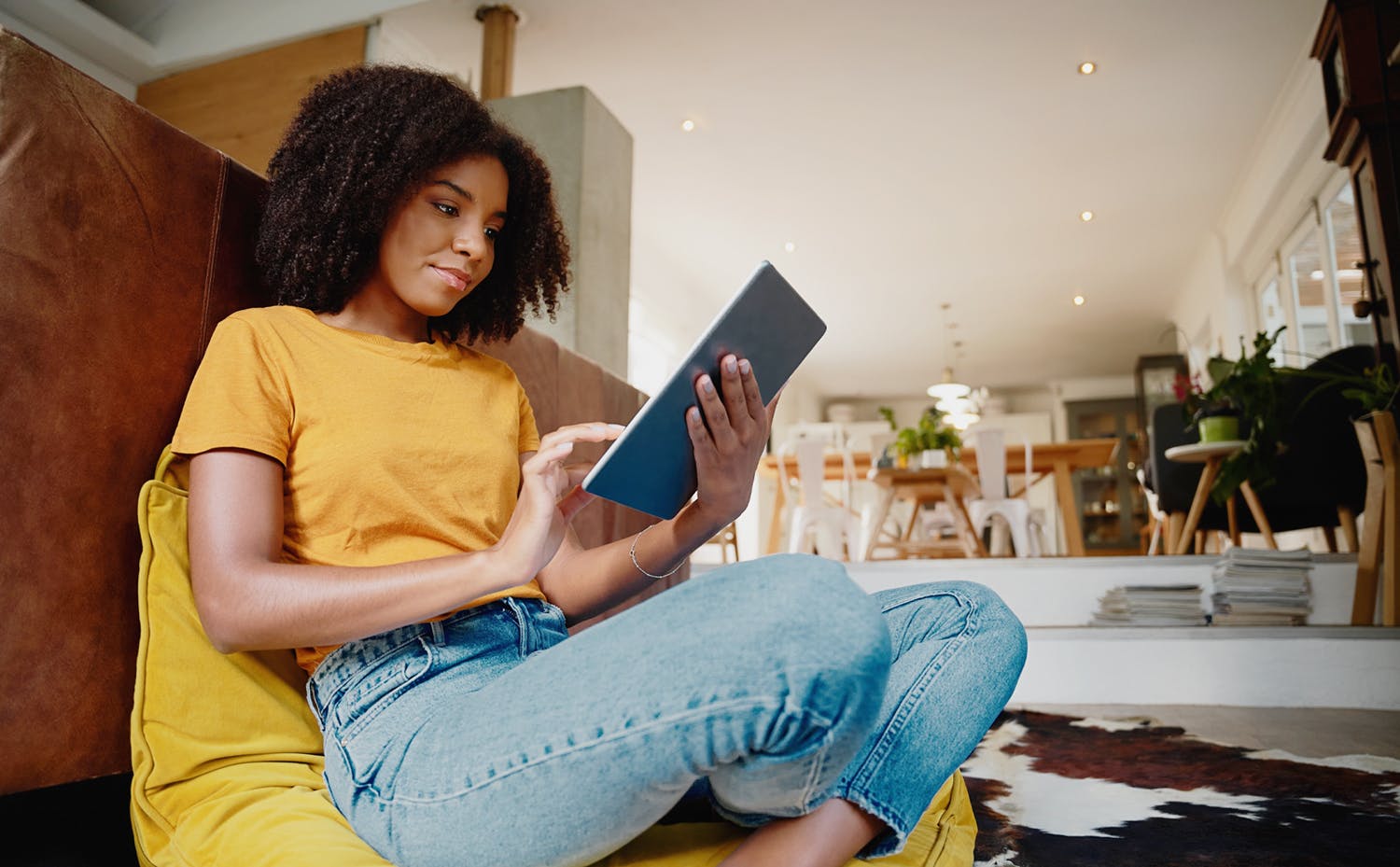 Découvrez le Magazine Billdr Une femme lisant une tablette