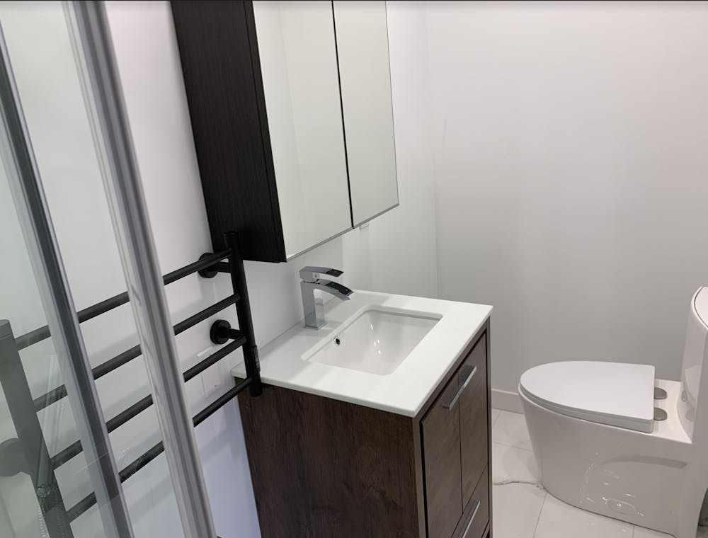 Vanité et toilettes dans salle de bain rénovée Vanité et toilettes dans salle de bain rénovée