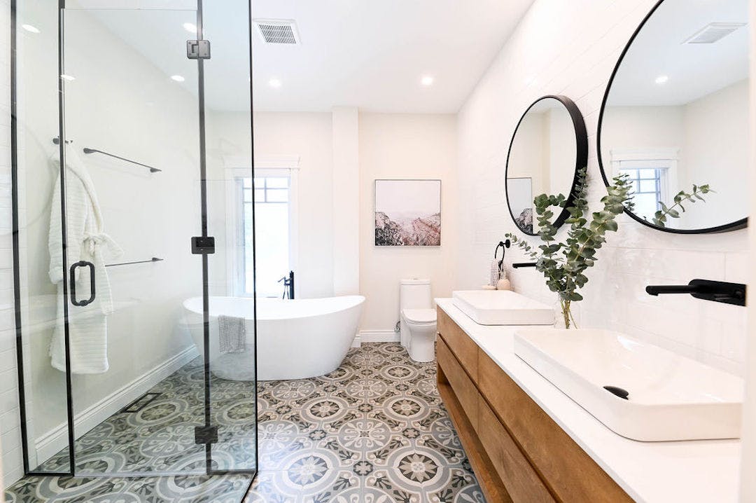 Salle de bain contemporaine avec planchers carrelés