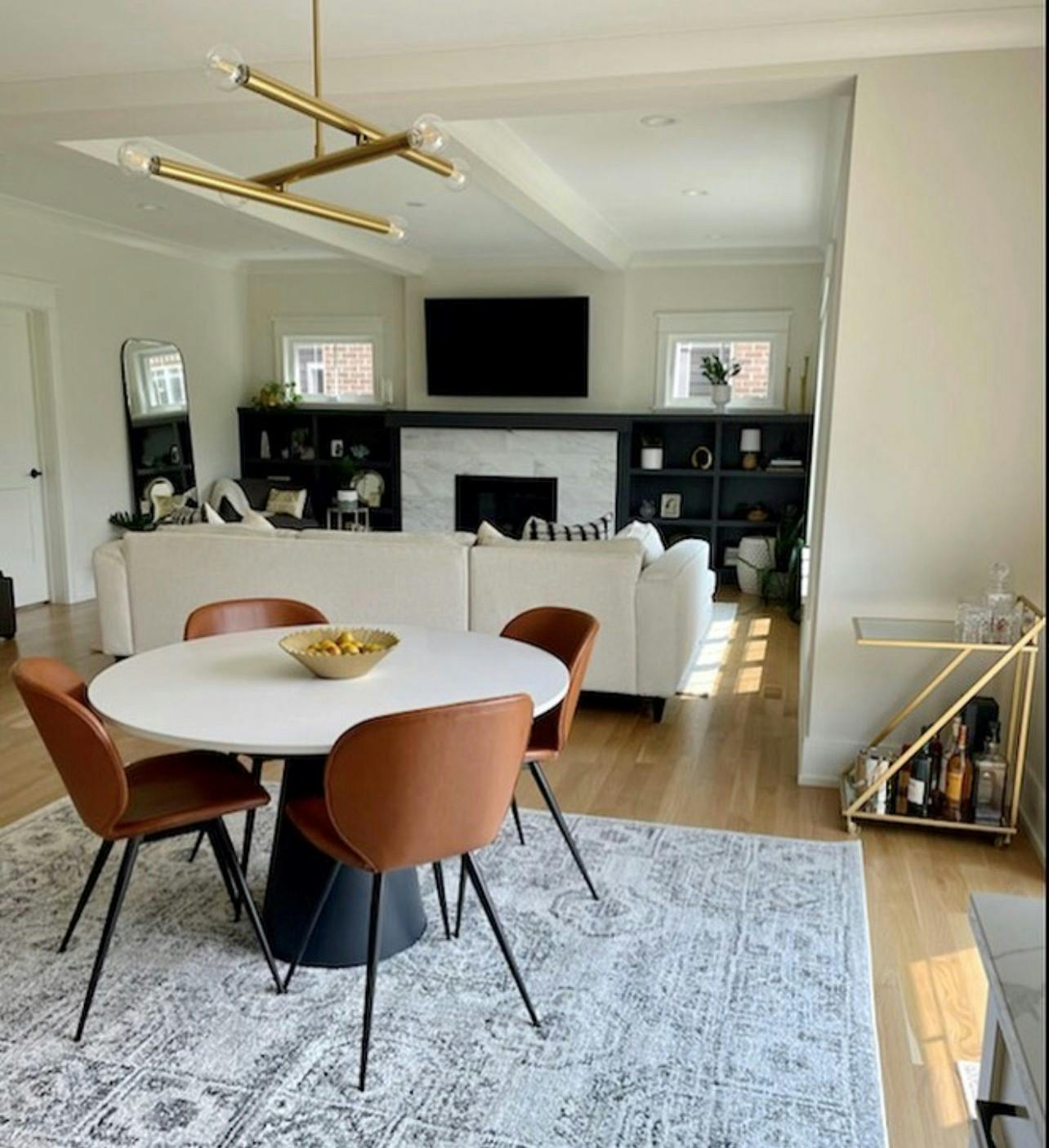 Salle à manger au décor moderne
