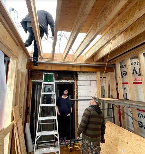 Entrepreneurs et client sur un chantier