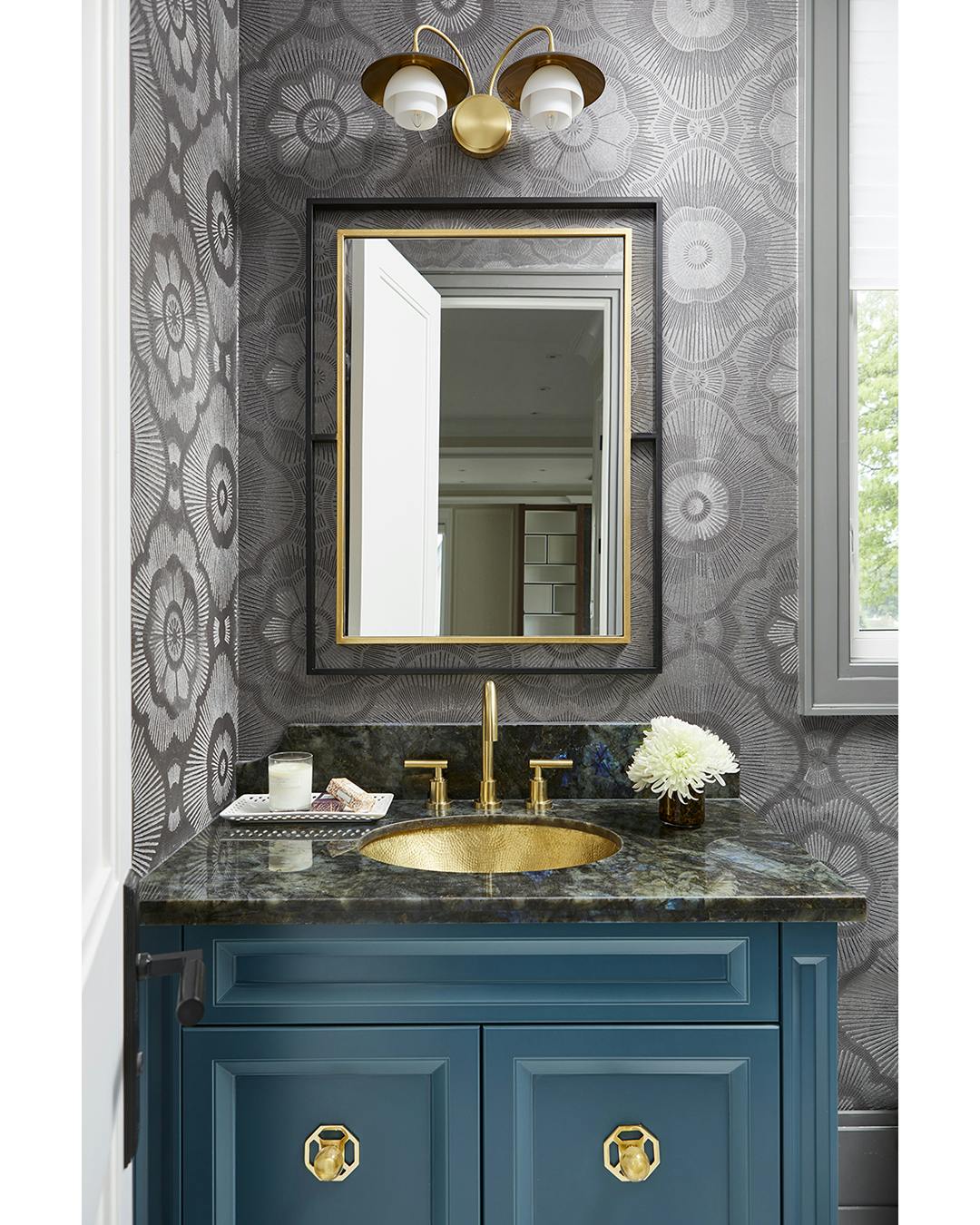 Salle de bain aux couleurs vives et comptoir de quartz