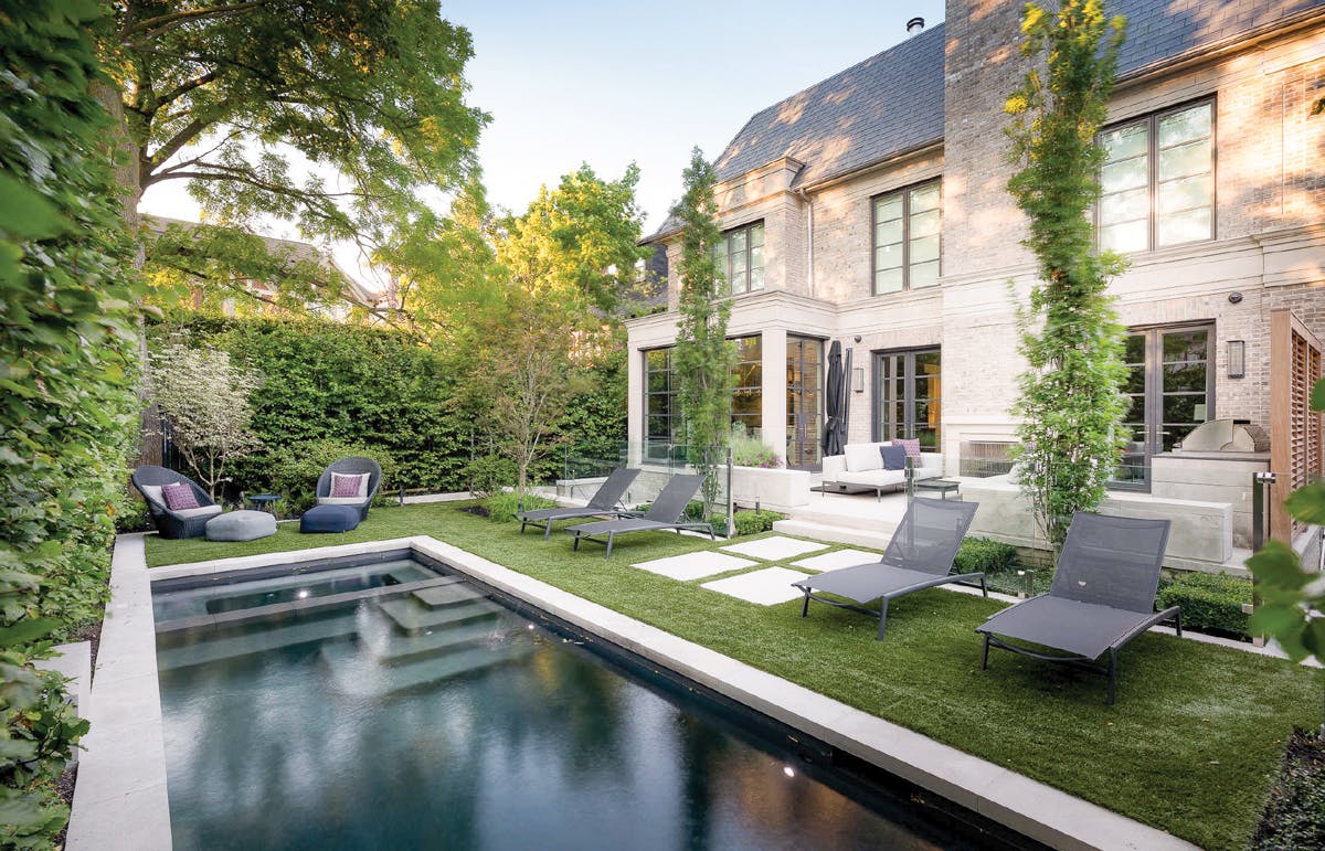 Backyard swimming pool design Backyard swimming pool with lawn chairs