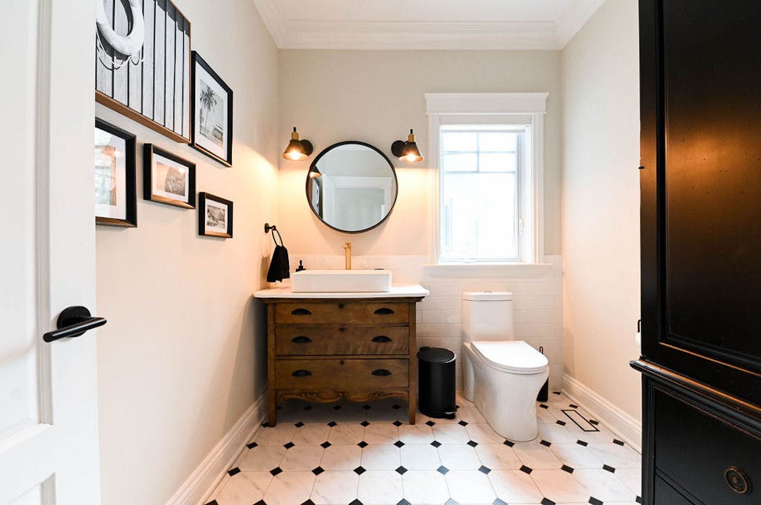Salle de bain contemporaine avec décor de style antique