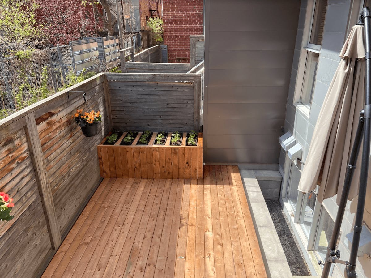 Renovated balcony with raised flower beds in Montreal Renovated balcony with raised flower beds in Montreal