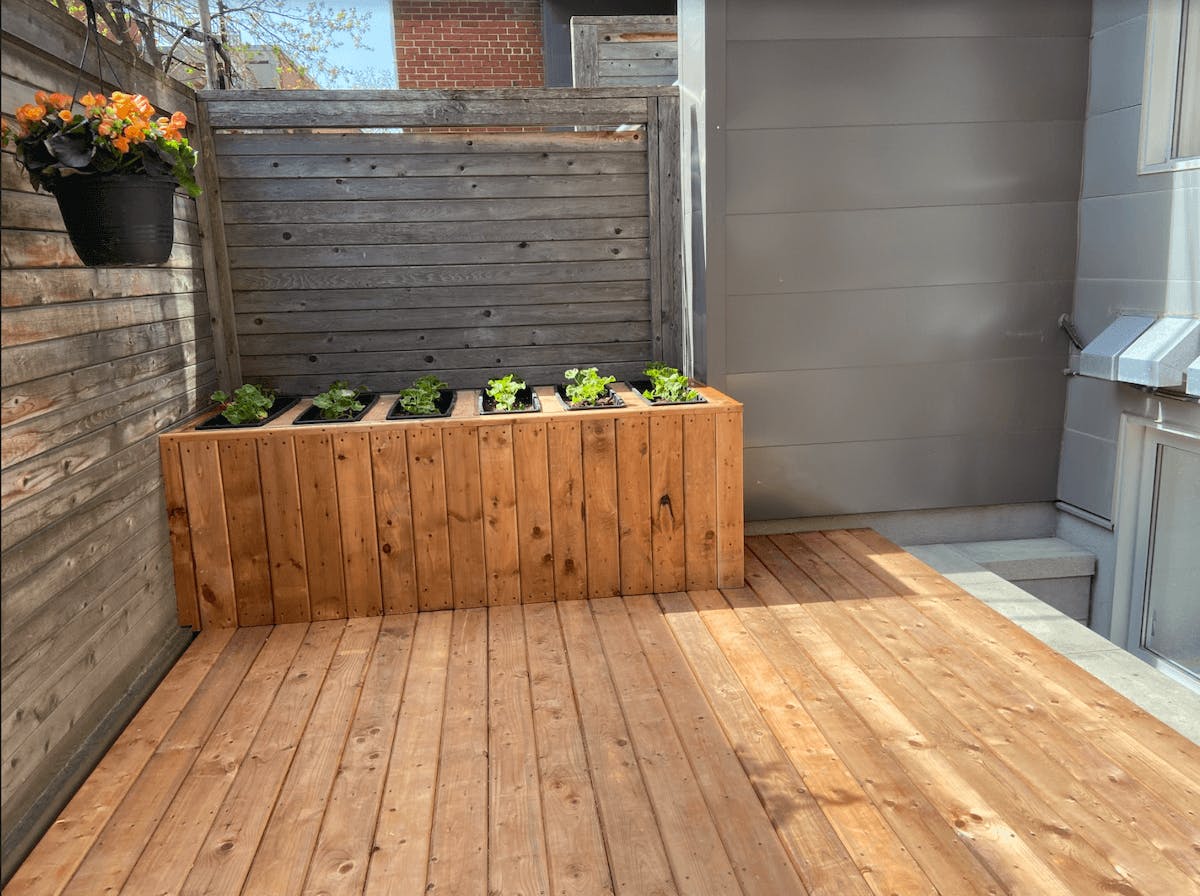 Balcony with raised flower beds, after renovation Balcony with raised flower beds, after renovation