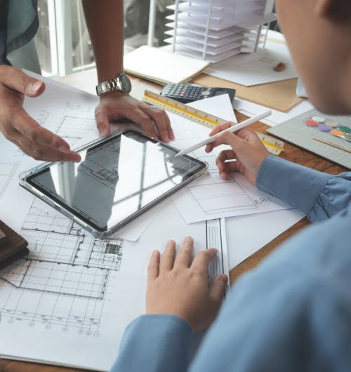 Architectes en train de visualiser des plans