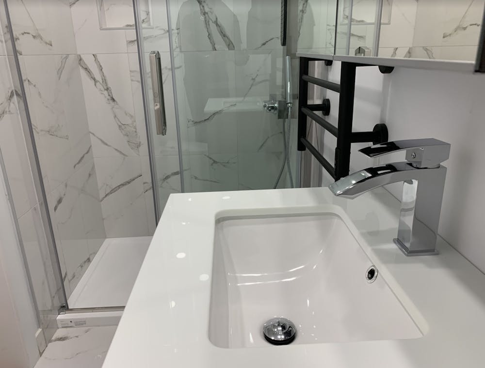 Nouveau lavabo dans salle de bain rénovée Nouveau lavabo dans salle de bain rénovée