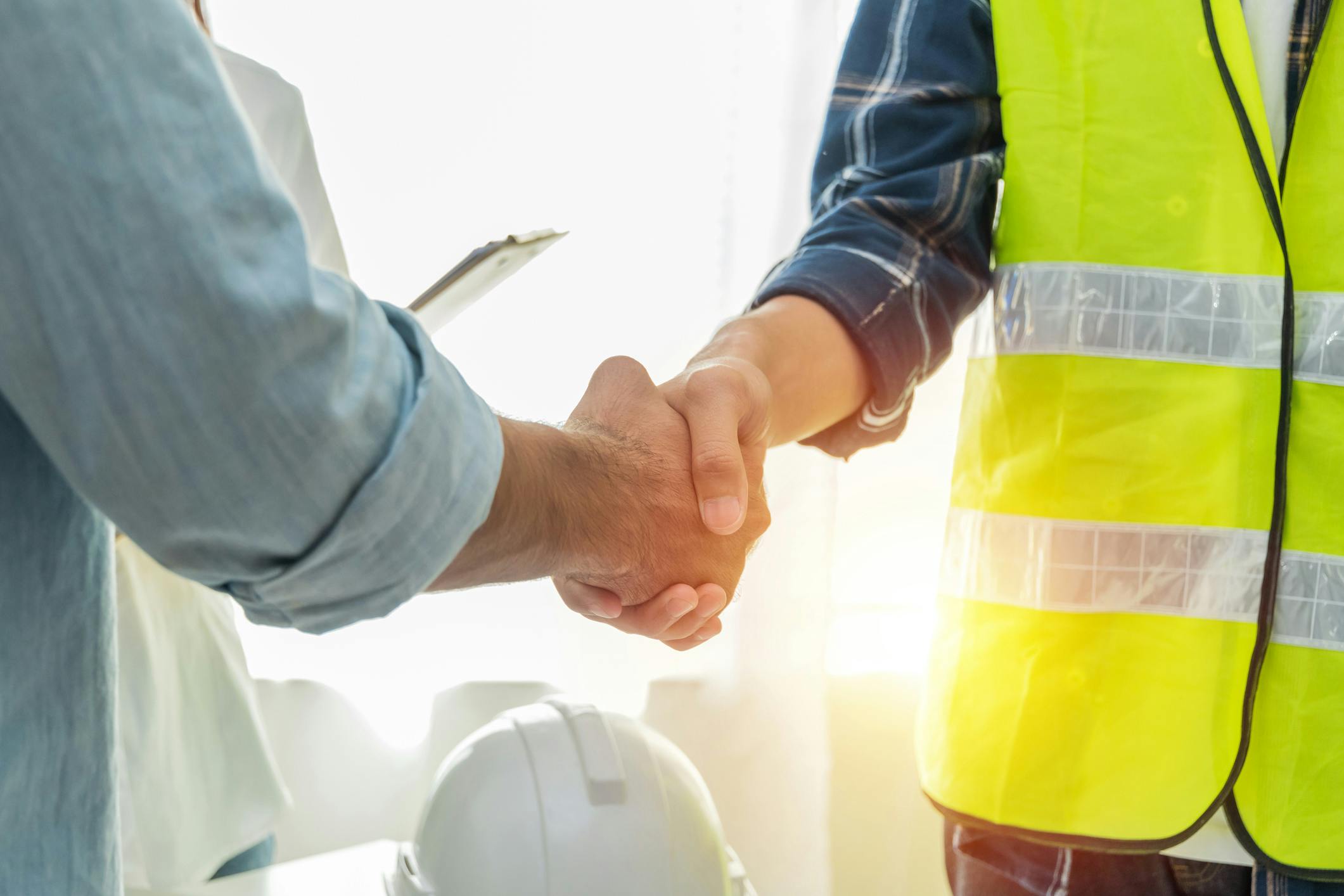 Temps d'achèvement plus rapide Travailleurs de la construction se serrant la main