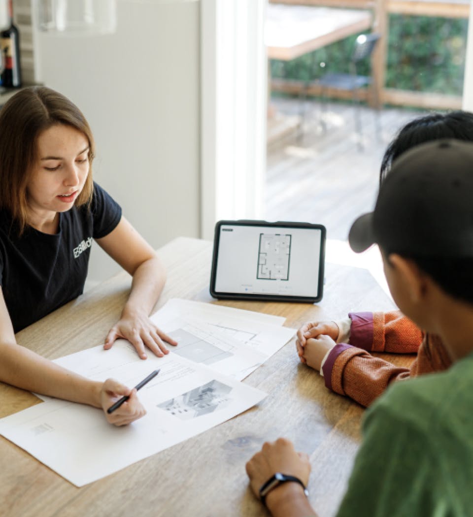 Gestionnaire de projet présentant des plans à des propriétaires