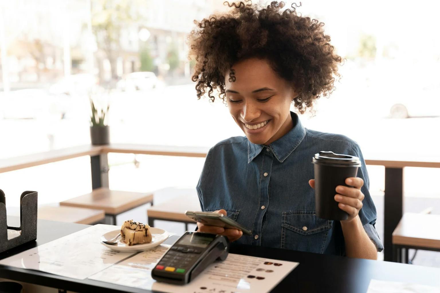 Femme qui utilise son application de carte de fidélité pour récupérer ses points de fidélité. 