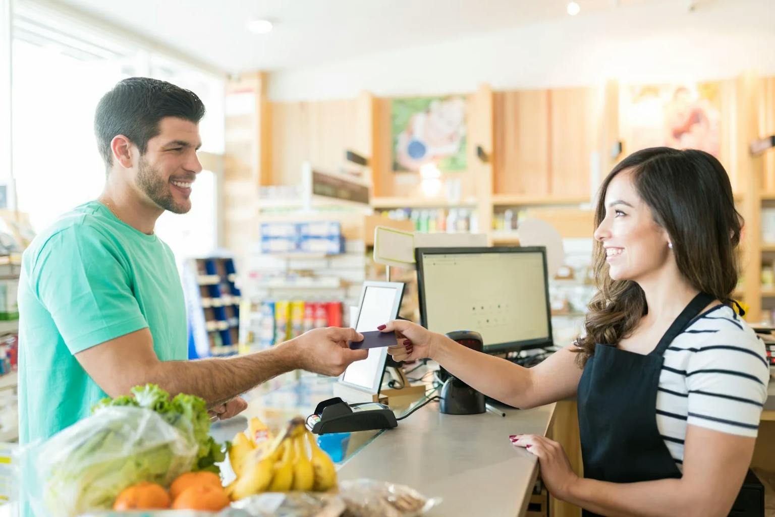 Client qui donne sa carte de fidélité numérique à un commerçant. 