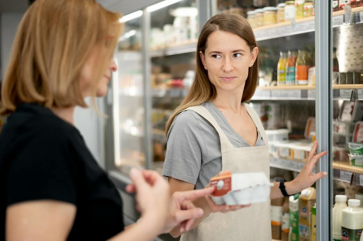 Cliente et commerçante dans un magasin.