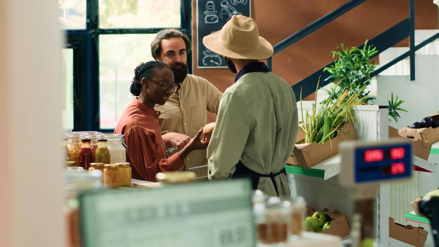 Clients et commerçants dans un magasin.