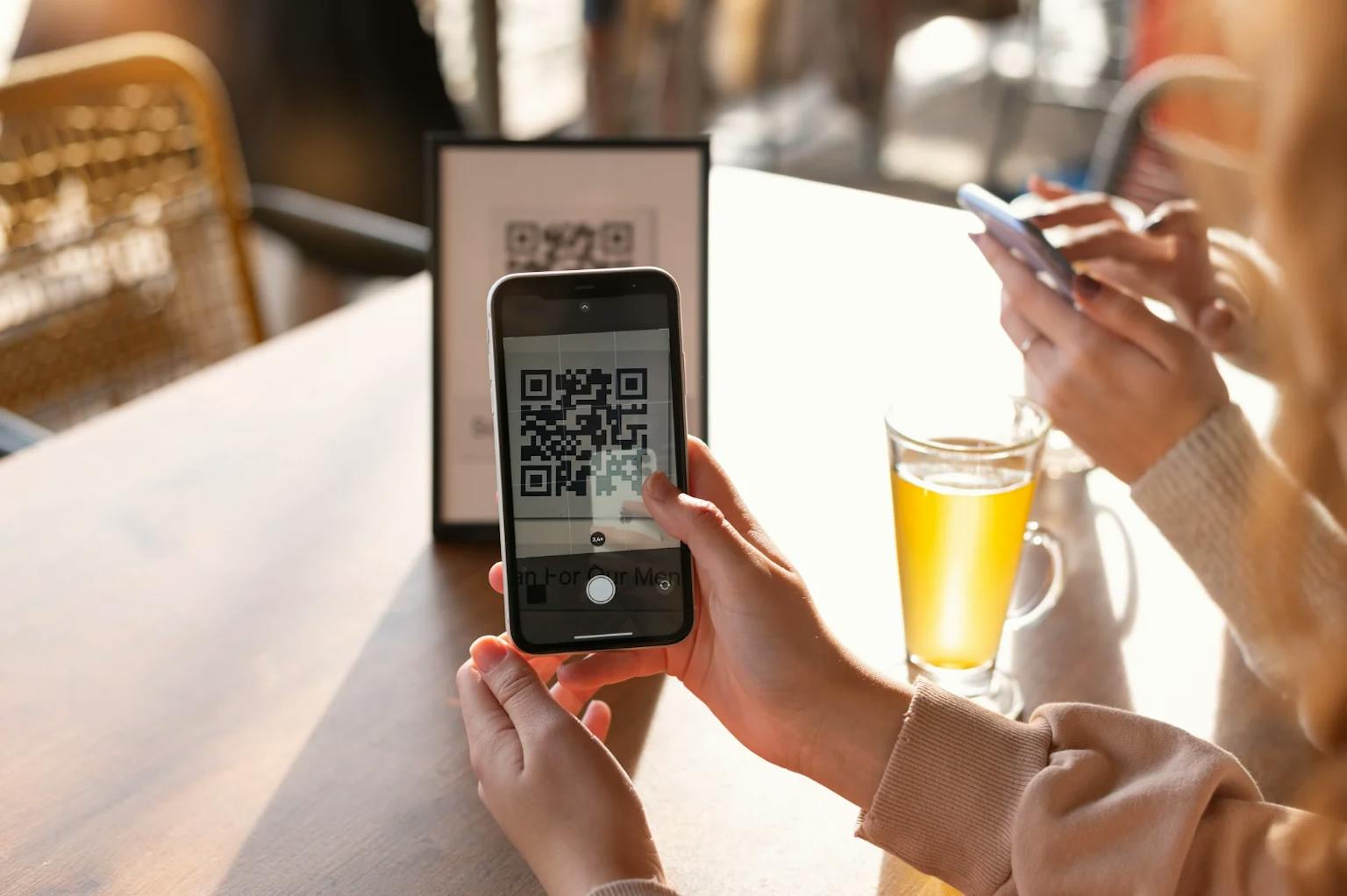 Smartphone qui scan un qr code avis Google.