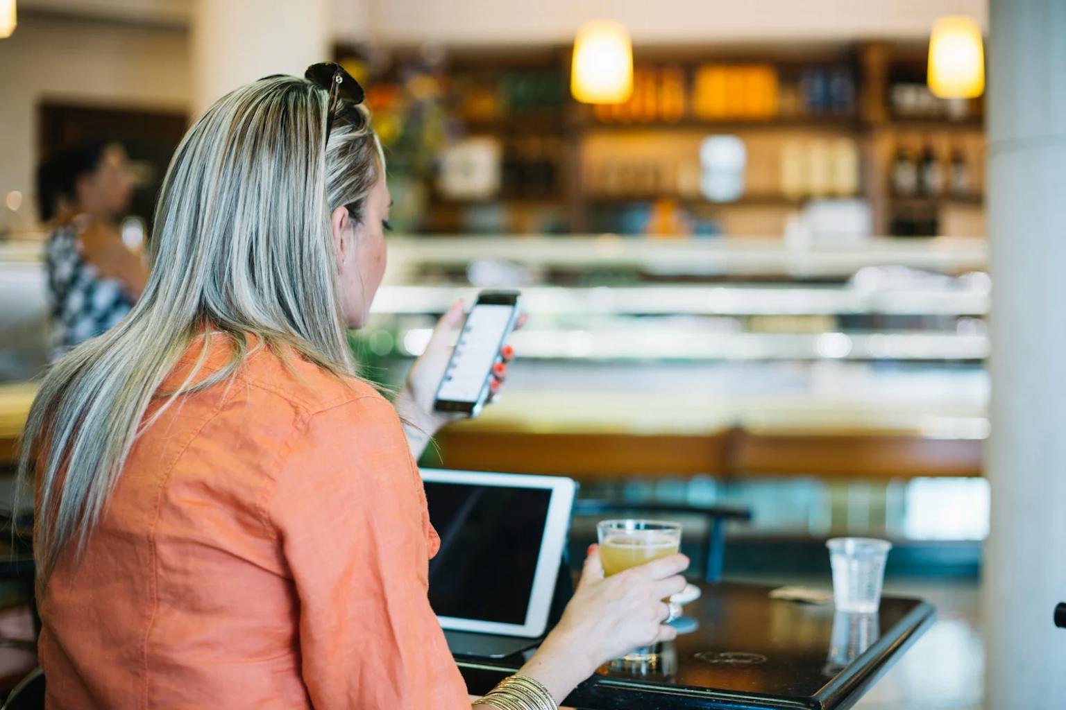 Cliente qui utilise plusieurs canaux en même temps 