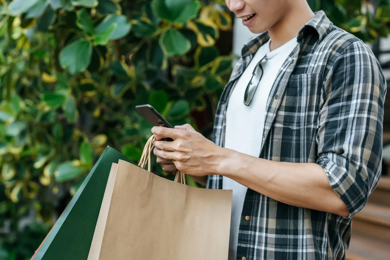 homme recevant une communication omnicanale sur son téléphone. 