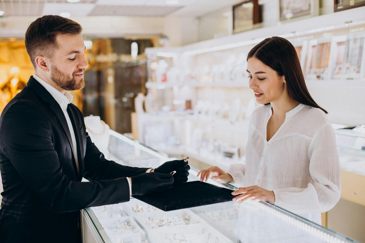 bijoutier qui présente une bague à une cliente