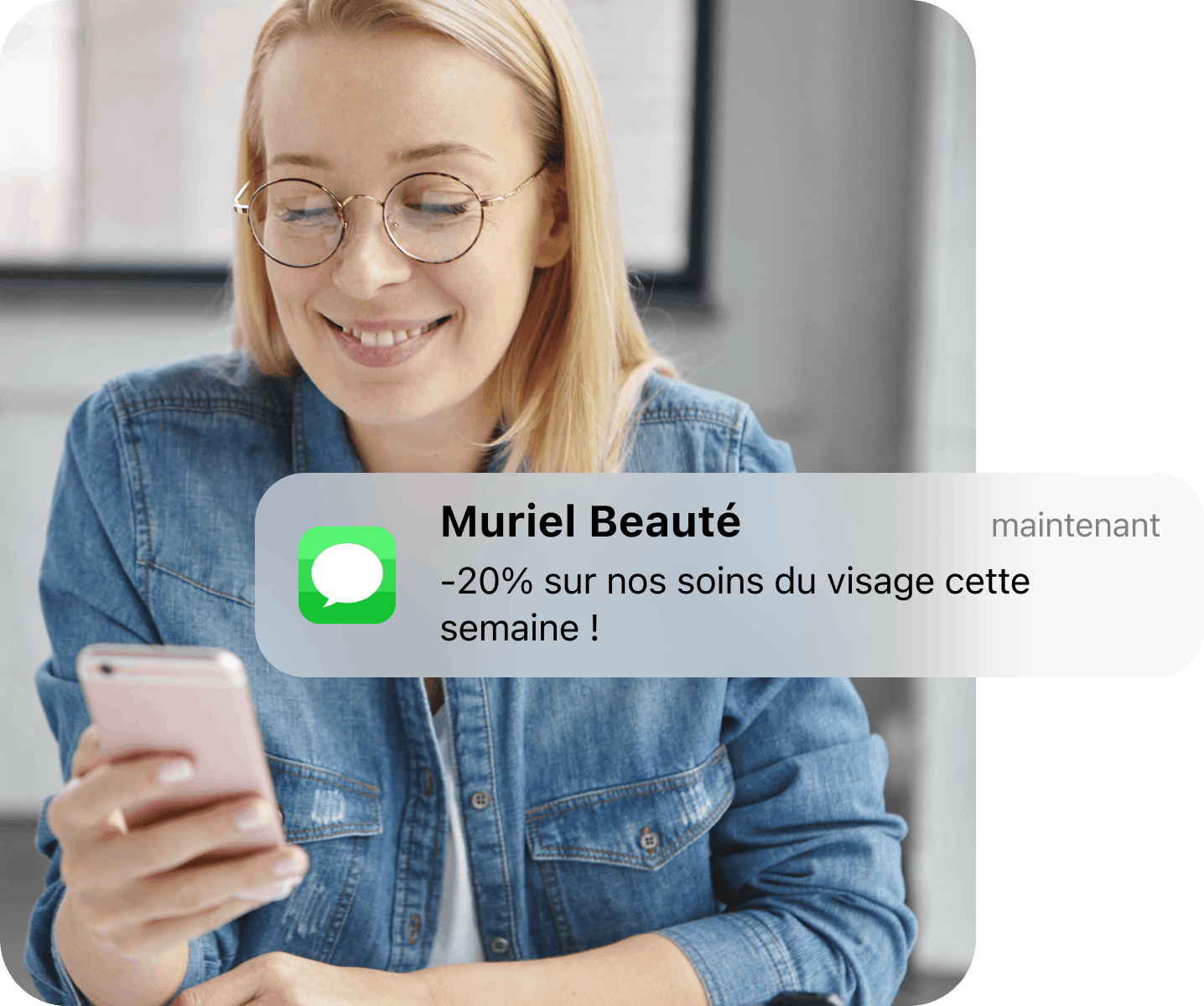 Cliente d'un salon de beauté & bien-être qui reçoit un SMS marketing sur son téléphone