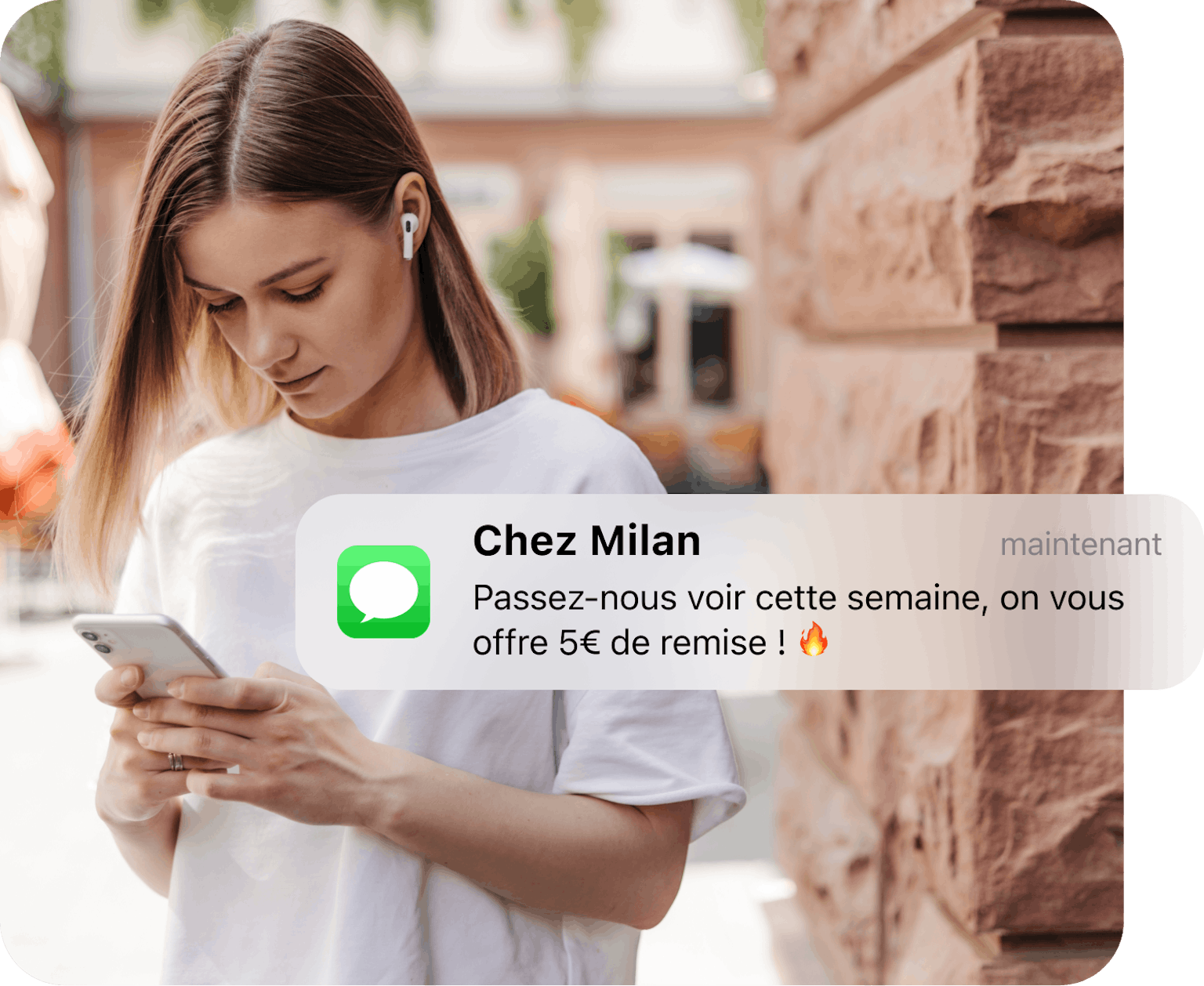 Cliente d'un commerce qui reçoit un SMS marketing sur son téléphone