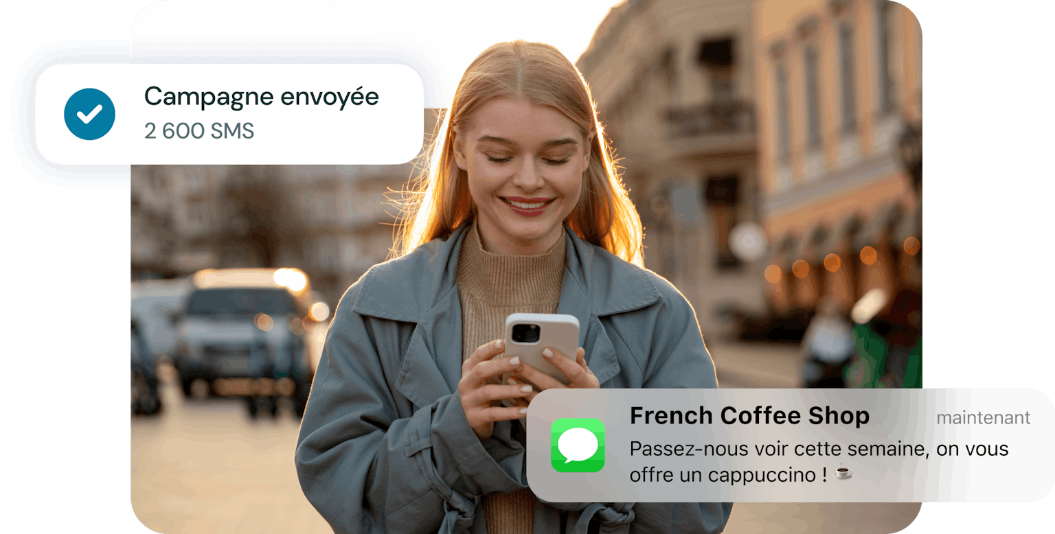 Cliente qui reçoit une campagne SMS marketing ciblée sur son smartphone