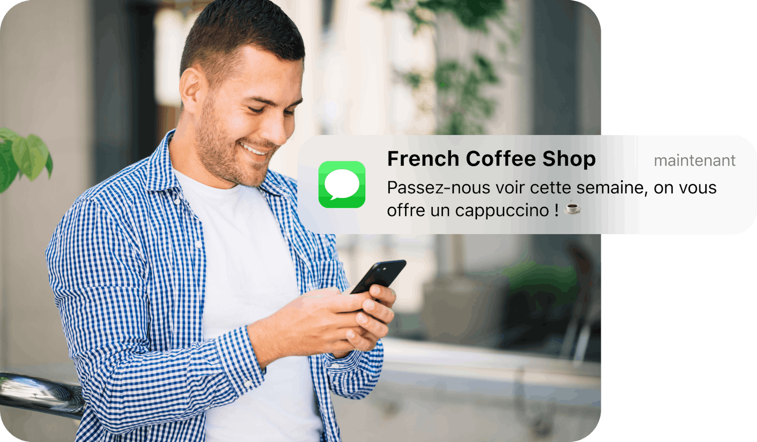 Client qui reçoit un sms marketing ciblé 