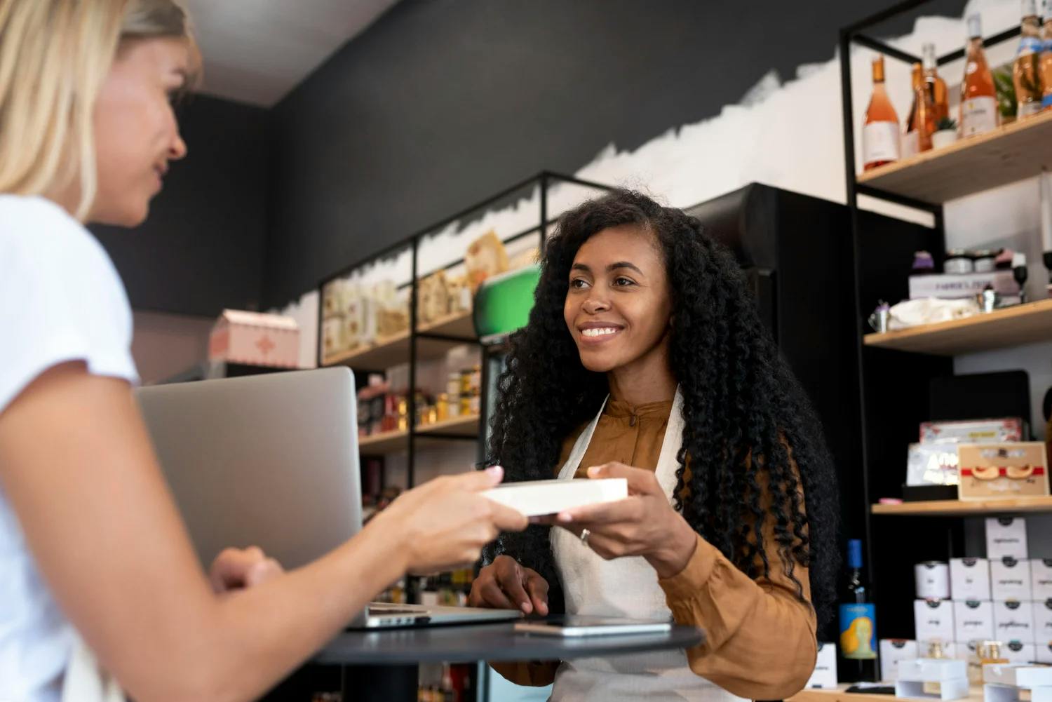 Commerçante qui offre un cadeau à une cliente dans son programme de fidélité