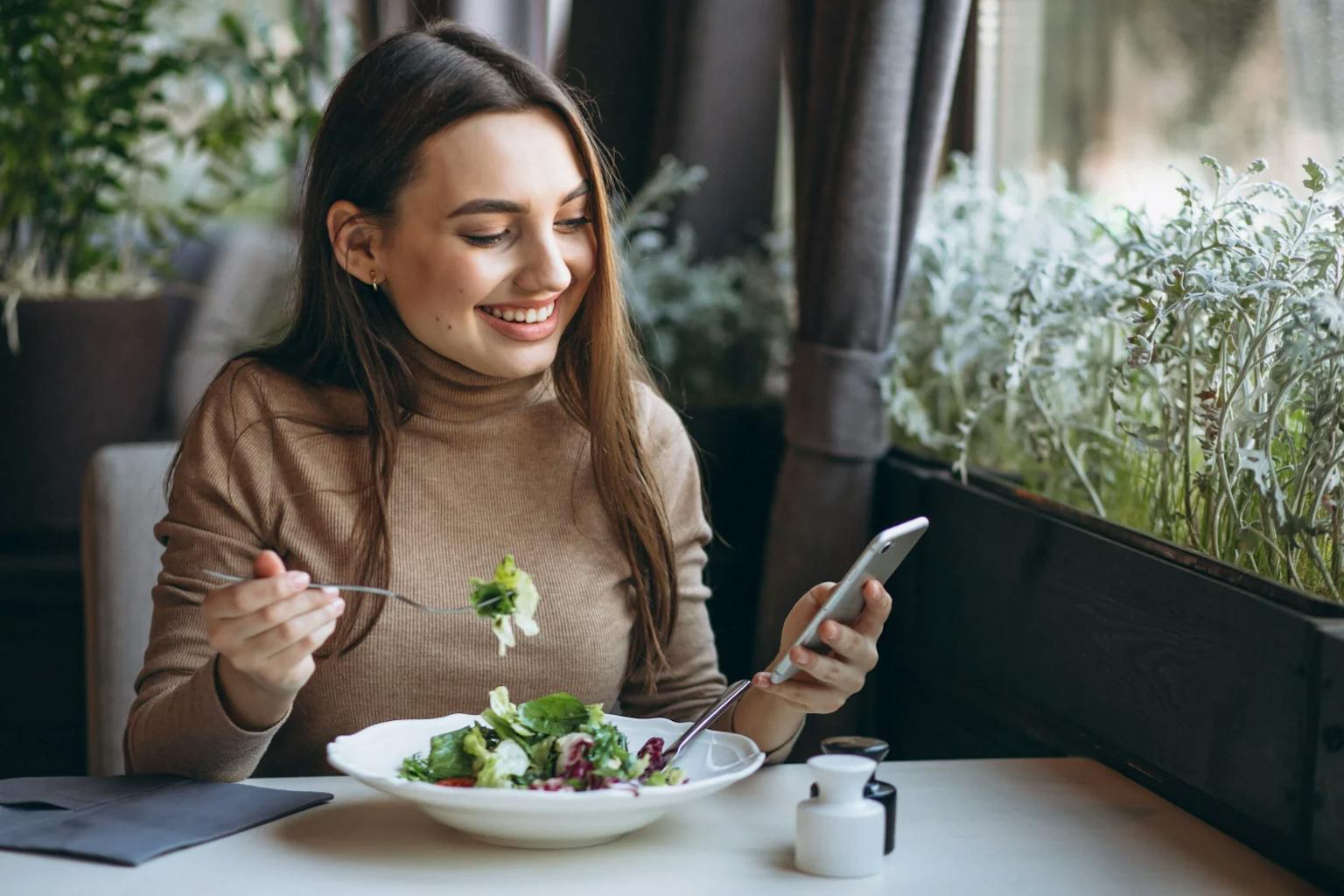 Femme qui met un avis Google dans un restaurant