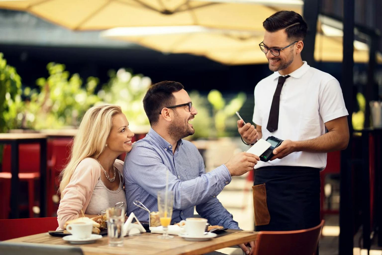 Client qui scanne sa carte de fidélité restaurant.