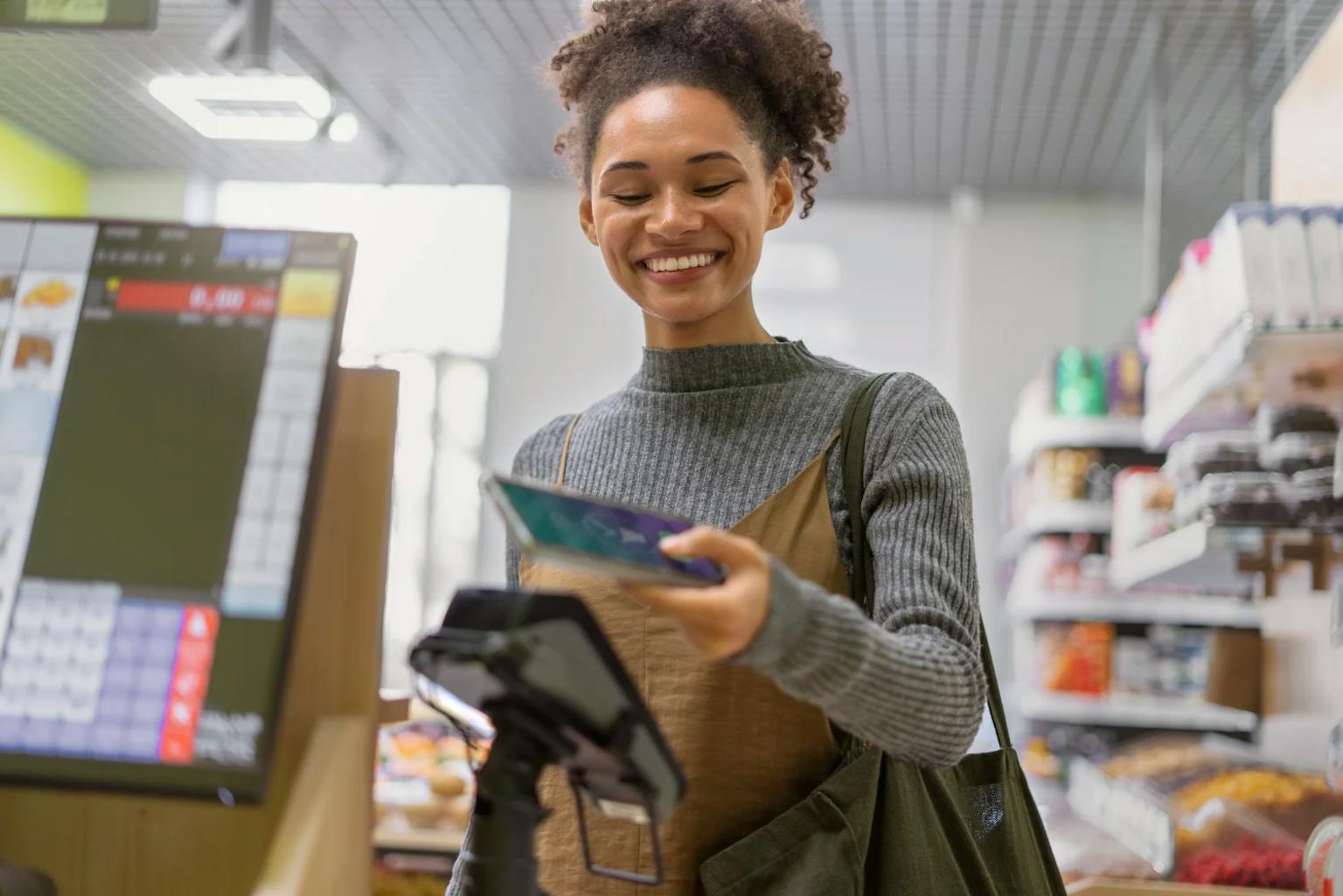 Cliente qui scanne sa carte de fidélité dans un magasin. 