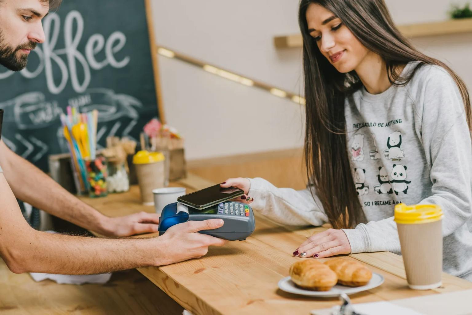 cliente qui scanne sa carte de fidélité digitale