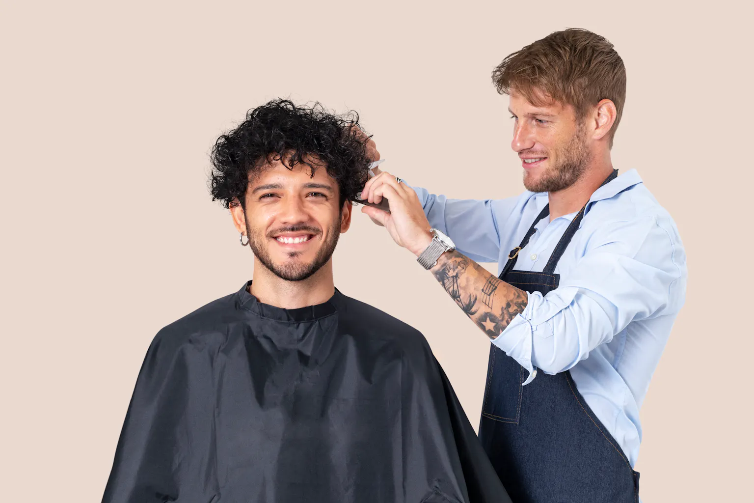 Un coiffeur professionnel en action, coiffant un client assise dans un fauteuil de salon, illustrant l'expérience client en salon de coiffure