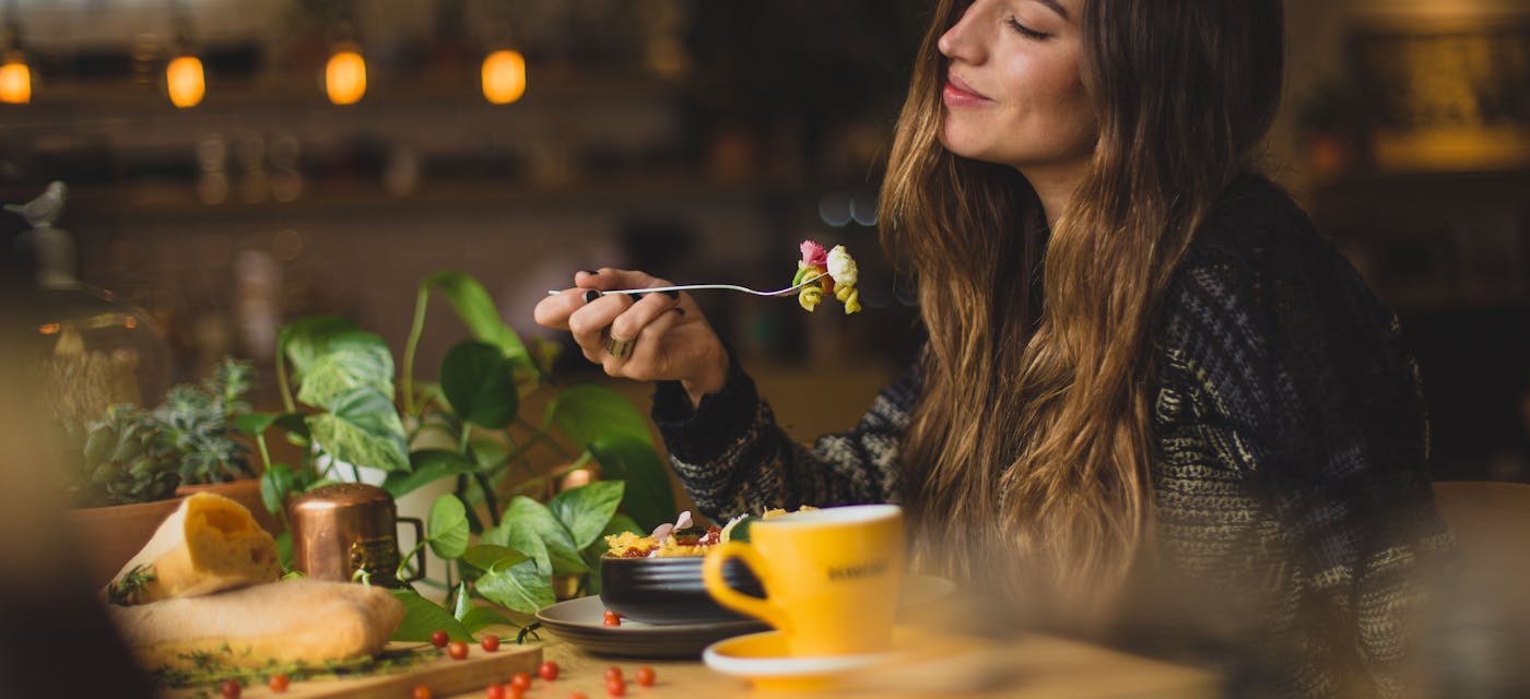 Mindful Eating: Cómo disfrutar de la comida y mejorar tu bienestar