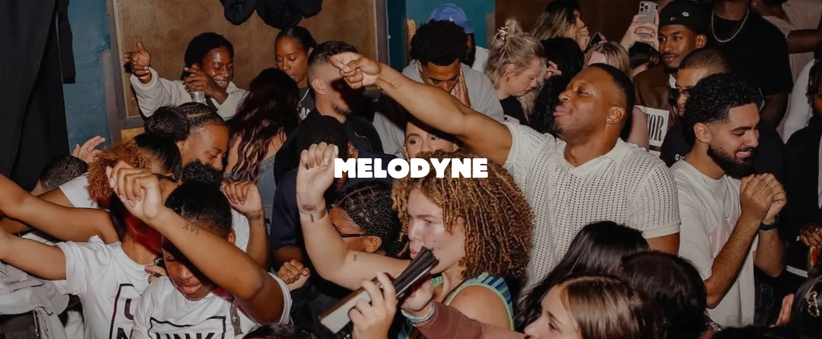 Dansende mensen met de tekst Melodyne