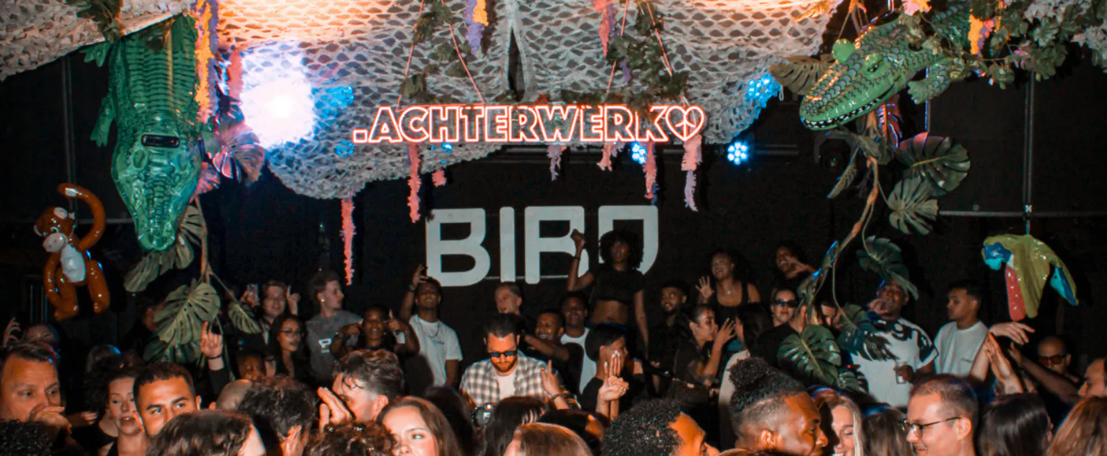 .Achterwerk x BIRD club met dansende mensen
