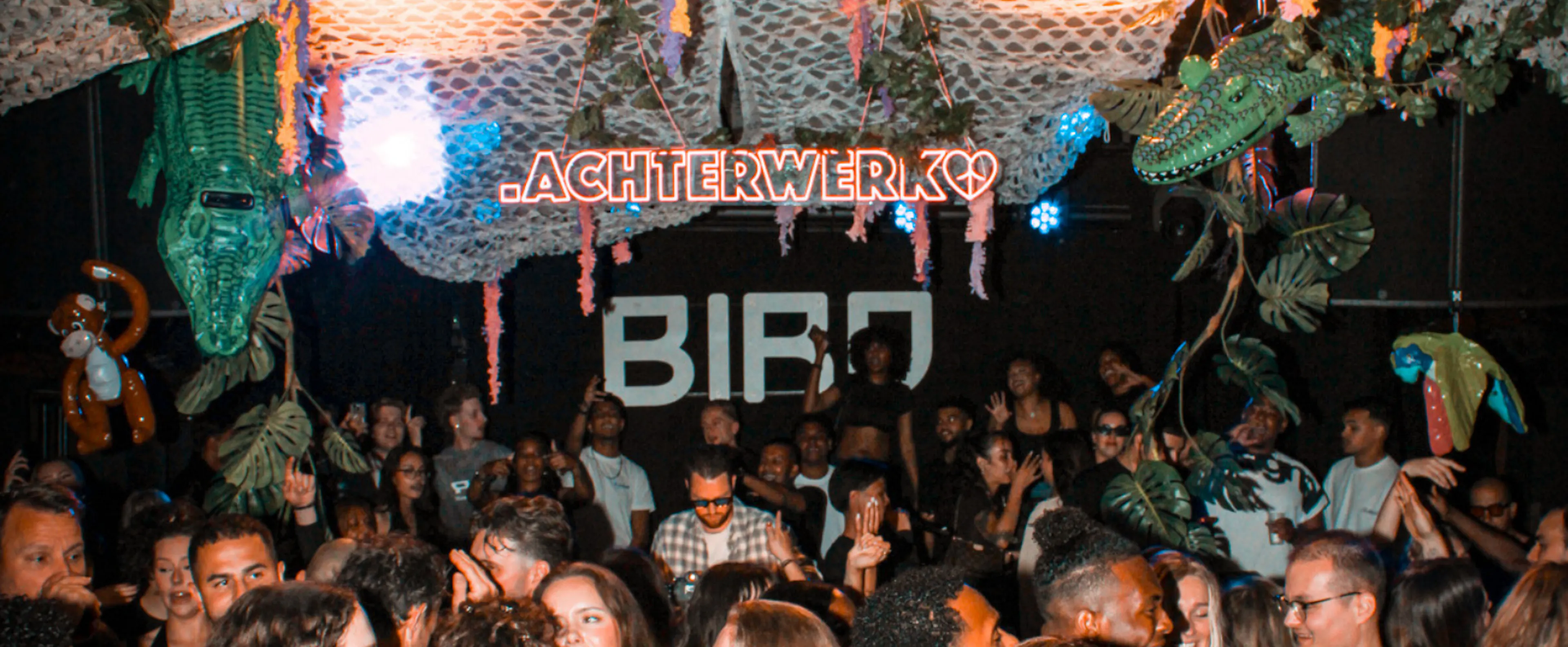 .Achterwerk x BIRD club met dansende mensen