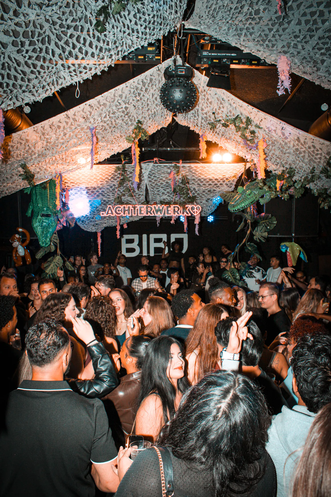 .Achterwerk x BIRD club met dansende mensen